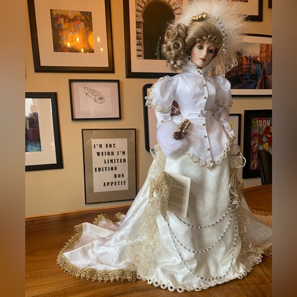 "Kristina" First Annual Gibson Girl Christmas Doll from the Franklin Mint - Picture 13 of 17